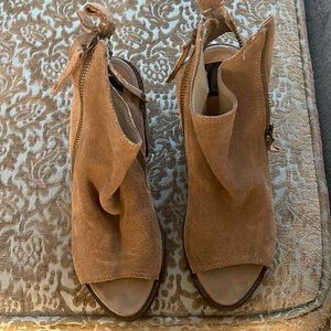Dolce Vita neutral suede block heel zip up open toe shoes-size 7.5